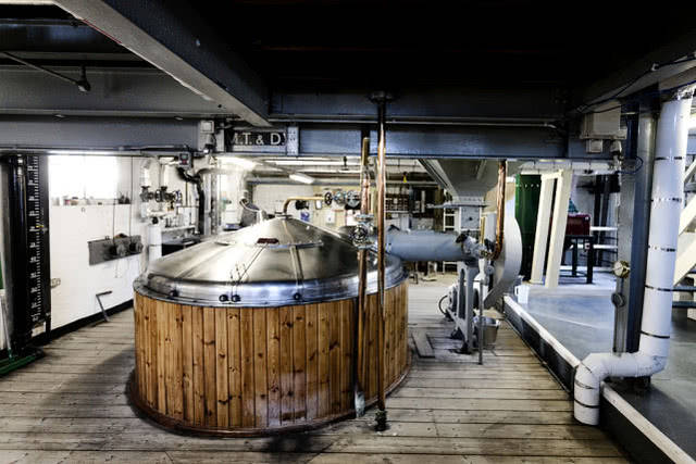 濃香型白酒的釀酒工藝,固態(tài)發(fā)酵是名優(yōu)酒核心!老師傅總結的經驗